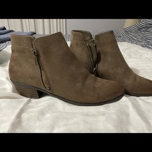 Madeline ankle boots, worn twice, grey color.